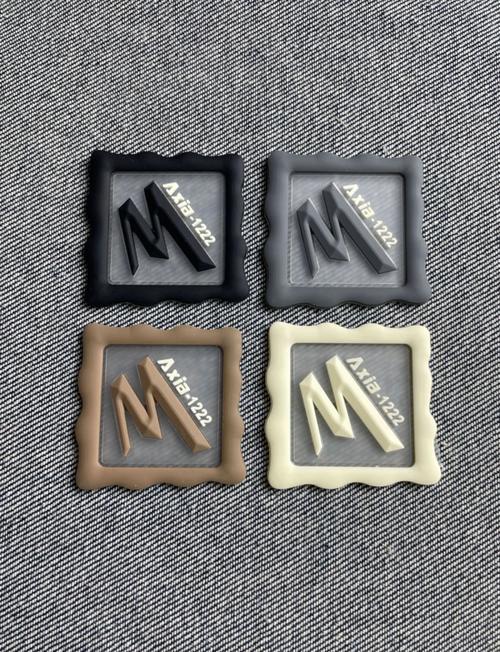 時尚服裝上的創意軟硅膠標設計